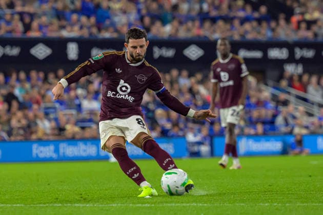 IPSWICH, ENGLAND AUGUST 25 - Conor Chaplin of Leicester City shoots at goal during the Carabao Cup game between Ipswich Town and Leicester City at Portman Road on August 25, 2026 in Ipswich, England. (Photo by Keeran Marquis Sports Press Photo) Copyright: xKeeranxMarquis SPPx Sportspressphoto_SPR215861