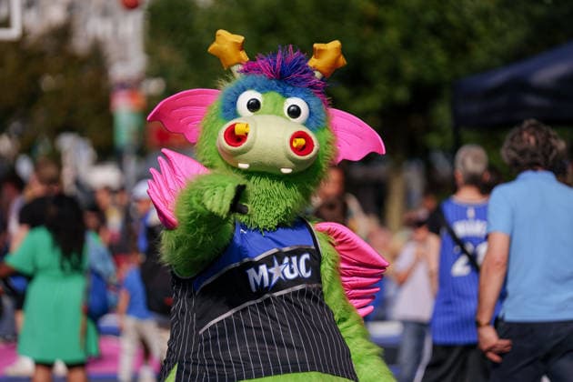 Eröffnung Basketball-Court Lietzenseepark - Orlando Magic Deutschland Sommer Tour 2026 Maskottchen STUFF (Orlando Magic), aufgenommen zur Eröffnung am 25.08.2026 im Lietzenseepark, Berlin Berlin Lietzenseepark Berlin Deutschland