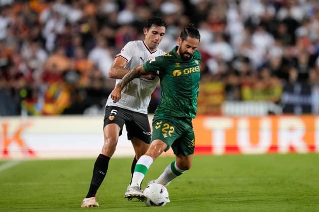 Valencia CF v Real Betis Balompie - LaLiga EA Sports 2026 27 Isco attacking midfield of Betis and Spain and Cesar Tarrega centre-back of Valencia and Spain compete for the ball during the LaLiga EA Sports 2026 27 match between Valencia CF and Real Betis Balompie at Estadi de Mestalla on August 25, 2026 in Valencia, Spain. Valencia Spain  Copyright: xJosexBretonx originalFilename:bretonhernandez-valencia260825_npeve.jpg