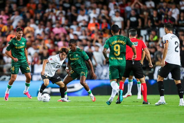 August 25, 2026, Valencia, Valencia, SPAIN: Ryunosuke Sato of Valencia CF in action during the Spanish league, LaLiga EA Sports, football match played between Valencia CF and Real Betis Balompie at Mestalla stadium on August 25, 2026, in Valencia, Spain. Valencia CF V Real Betis Balompie - LaLiga EA Sports  - ZUMAa181 20260825_zaa_a181_066 Copyright: xIvanxTerronx