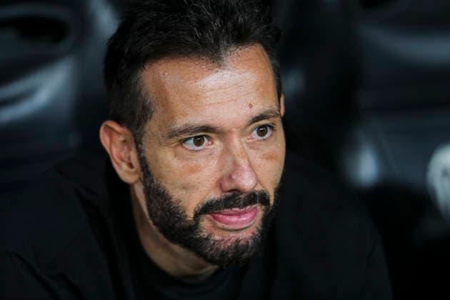 August 25, 2026, Valencia, Valencia, SPAIN: Carlos Corberan, head coach of Valencia CF, looks on during the Spanish league, LaLiga EA Sports, football match played between Valencia CF and Real Betis Balompie at Mestalla stadium on August 25, 2026, in Valencia, Spain. Valencia CF V Real Betis Balompie - LaLiga EA Sports  - ZUMAa181 20260825_zaa_a181_070 Copyright: xIvanxTerronx