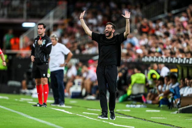 August 25, 2026, Valencia, Valencia, SPAIN: Carlos Corberan, head coach of Valencia CF, gestures during the Spanish league, LaLiga EA Sports, football match played between Valencia CF and Real Betis Balompie at Mestalla stadium on August 25, 2026, in Valencia, Spain. Valencia CF V Real Betis Balompie - LaLiga EA Sports  - ZUMAa181 20260825_zaa_a181_071 Copyright: xIvanxTerronx