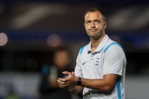 Birmingham City v Brentford, EFL Cup Disappointed Birmingham City Head Coach Chris Davies applauds fans after the EFL Cup match between Birmingham City and Brentford at the St Andrew s @ Knighthead Park, Birmingham, UK on 25 August 2026. Birmingham St Andrew s @ Knighthead Park West Midlands UK Editorial use only DataCo restrictions apply See www.football-dataco.com , Copyright: xManjitxNarotrax PSI-24746-0034
