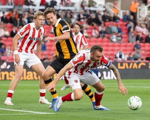 Stoke City v Hull City Carabao Cup Kieran Dowell of Hull City clashes with Ben Wilmot of Stoke City during the Carabao Cup Second Round match between Stoke City and Hull City at the bet365 Stadium, Stoke-on-Trent 25 08 2026 UK Newspapers OUT Copyright: xMattxWilkinsonx FIL-23823-0230