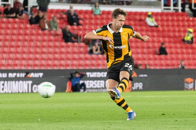 Stoke City v Hull City Carabao Cup Kieran Dowell of Hull City with a strike on goal during the Carabao Cup Second Round match between Stoke City and Hull City at the bet365 Stadium, Stoke-on-Trent 25 08 2026 UK Newspapers OUT Copyright: xMattxWilkinsonx FIL-23823-0233