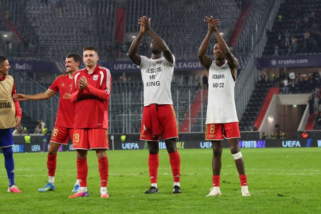 LINZ, AUSTRIA - AUGUST 25: LASK players celebrate the 5:1 win with their fans after the UEFA Champions League Play-off 2nd leg match between LASK and Celtic Glasgow at Oberoesterreich Arena on August 25, 2026 in Linz, Austria. (Photo by Severin Aichbauer Sports Press Photo SPP)  Copyright: xSeverinxAichbauer SPPx Sportspressphoto_SPR215958