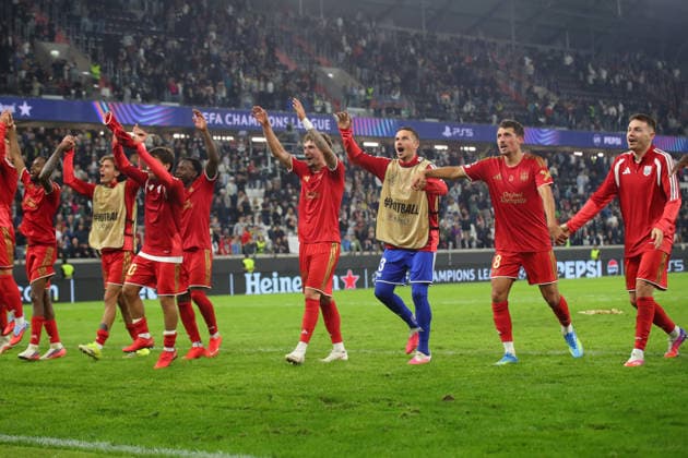 LINZ, AUSTRIA - AUGUST 25: LASK players celebrate the 5:1 win with their fans after the UEFA Champions League Play-off 2nd leg match between LASK and Celtic Glasgow at Oberoesterreich Arena on August 25, 2026 in Linz, Austria. (Photo by Severin Aichbauer Sports Press Photo SPP)  Copyright: xSeverinxAichbauer SPPx Sportspressphoto_SPR215962