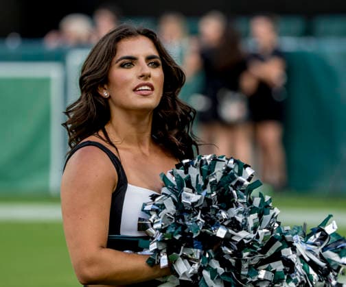 August 25, 2026, Philadelphia, Pa, USA: An Eagles cheerleader cheers during the Philadelphia Eagles public practice at Lincoln Financial Field in Philadelphia, Pennsylvania on Augusg 25, 2026. Cal Media NFL, American Football Herren, USA 2026: Philadelphia Eagles Public Practice AUG 25  - ZUMAcs17 20260825_faf_cs17_001 Copyright: xScottxSeriox
