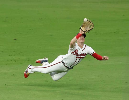 Left fielder Mike Yastrzemski 18 of the Atlanta Braves dives and makes a catch in the sixth inning against the Los Angeles Dodgers at Truist Park on Tuesday, August 25, 2026 in Atlanta, Georgia.  ATL20260825111 MikexZarrilli