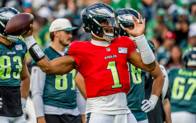 August 25, 2026, Philadelphia, Pa, USA: Philadelphia Eagles quarterback Jalen Hurts practices during the Philadelphia Eagles public practice at Lincoln Financial Field in Philadelphia, Pennsylvania on August 25, 2026. Cal Media NFL, American Football Herren, USA 2026: Philadelphia Eagles Public Practice AUG 25  - ZUMAcs17 20260825_faf_cs17_013 Copyright: xScottxSeriox