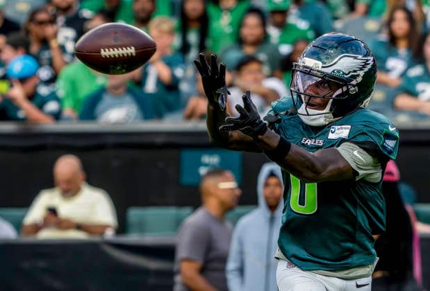 August 25, 2026, Philadelphia, Pa, USA: Philadelphia Eagles wide receiver Hollywood Brown catches a pass during the Philadelphia Eagles public practice at Lincoln Financial Field in Philadelphia, Pennsylvania on August 25, 2026. Cal Media NFL, American Football Herren, USA 2026: Philadelphia Eagles Public Practice AUG 25  - ZUMAcs17 20260825_faf_cs17_016 Copyright: xScottxSeriox