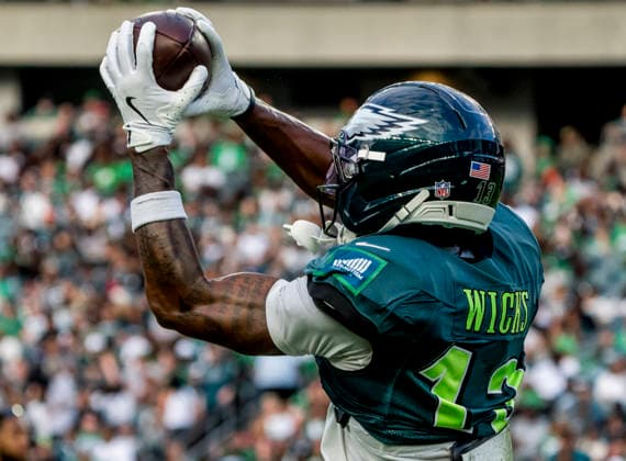 August 25, 2026, Philadelphia, Pa, USA: Philadelphia Eagles wide receiver Dontayvion Wicks catches a pass during the Philadelphia Eagles public practice at Lincoln Financial Field in Philadelphia, Pennsylvania on August 25, 2026. Cal Media NFL, American Football Herren, USA 2026: Philadelphia Eagles Public Practice AUG 25  - ZUMAcs17 20260825_faf_cs17_019 Copyright: xScottxSeriox