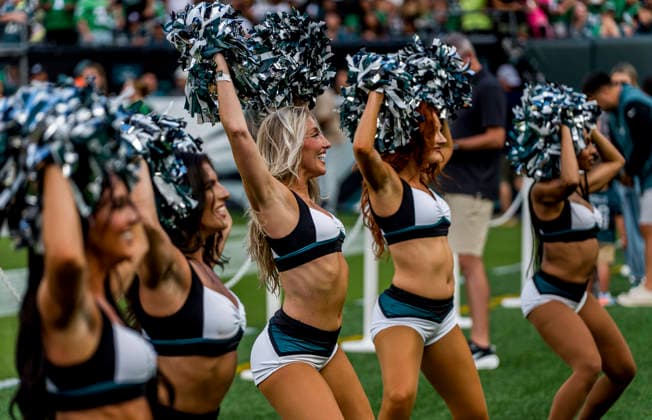 August 25, 2026, Philadelphia, Pa, USA: The Eagles cheerleaders cheer during the Philadelphia Eagles public practice at Lincoln Financial Field in Philadelphia, Pennsylvania on August 25, 2026. Cal Media NFL, American Football Herren, USA 2026: Philadelphia Eagles Public Practice AUG 25  - ZUMAcs17 20260825_faf_cs17_022 Copyright: xScottxSeriox