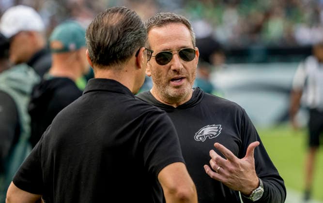 NFL, American Football Herren, USA 2026: Philadelphia Eagles Public Practice AUG 25 August 25, 2026, Philadelphia, Pa, USA: Philadelphia Eagles General Manager Howie Roseman talks with Pennsylvania Governor Josh Shapiro during the Philadelphia Eagles public practice at Lincoln Financial Field in Philadelphia, Pennsylvania on August 25, 2026. Scott Serio Cal Media(Credit Image: Scott Serio Cal Sport Media) Philadelphia Pa USA EDITORIAL USE ONLY Copyright: xx ZUMA-20260825_faf_cs17_009.jpg ScottxSeriox csmphotothree514856