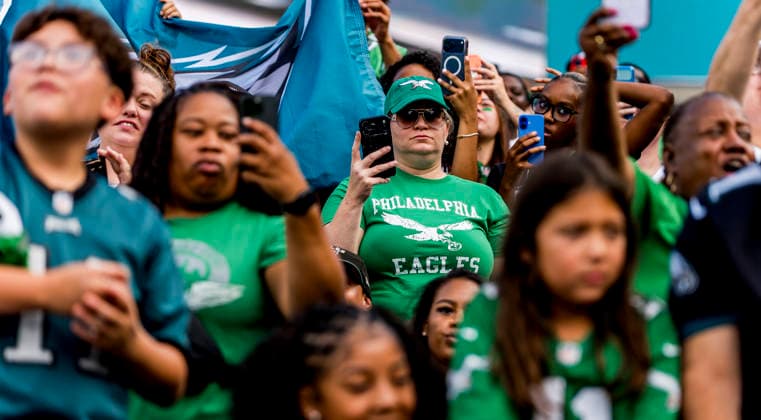 August 25, 2026, Philadelphia, Pa, USA: Fans break out their cell phones to get video of their favorite Eagles during the Philadelphia Eagles public practice at Lincoln Financial Field in Philadelphia, Pennsylvania on August 25, 2026. Cal Media NFL, American Football Herren, USA 2026: Philadelphia Eagles Public Practice AUG 25  - ZUMAcs17 20260825_faf_cs17_025 Copyright: xScottxSeriox