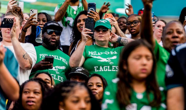 August 25, 2026, Philadelphia, Pa, USA: Fans break out their cell phones to get video of their favorite Eagles during the Philadelphia Eagles public practice at Lincoln Financial Field in Philadelphia, Pennsylvania on August 25, 2026. Cal Media NFL, American Football Herren, USA 2026: Philadelphia Eagles Public Practice AUG 25  - ZUMAcs17 20260825_faf_cs17_026 Copyright: xScottxSeriox