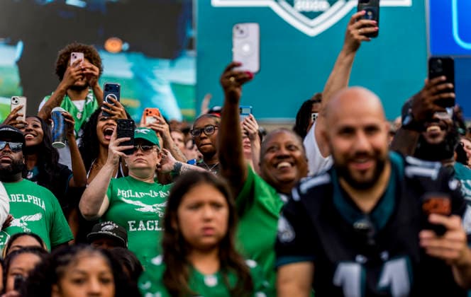 August 25, 2026, Philadelphia, Pa, USA: Fans break out their cell phones to get video of their favorite Eagles during the Philadelphia Eagles public practice at Lincoln Financial Field in Philadelphia, Pennsylvania on August 25, 2026. Cal Media NFL, American Football Herren, USA 2026: Philadelphia Eagles Public Practice AUG 25  - ZUMAcs17 20260825_faf_cs17_027 Copyright: xScottxSeriox