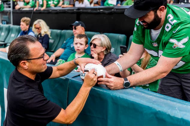 August 25, 2026, Philadelphia, Pa, USA: Pennsylvania Governor Josh Shapiro signs autographs during the Philadelphia Eagles public practice at Lincoln Financial Field in Philadelphia, Pennsylvania on August 25, 2026. Cal Media NFL, American Football Herren, USA 2026: Philadelphia Eagles Public Practice AUG 25  - ZUMAcs17 20260825_faf_cs17_029 Copyright: xScottxSeriox