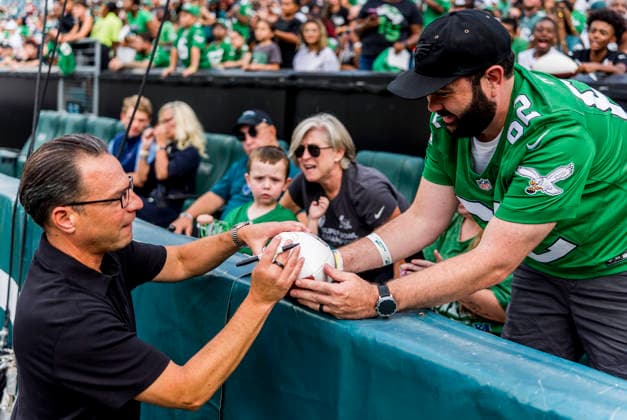 August 25, 2026, Philadelphia, Pa, USA: Pennsylvania Governor Josh Shapiro signs autographs during the Philadelphia Eagles public practice at Lincoln Financial Field in Philadelphia, Pennsylvania on August 25, 2026. Cal Media NFL, American Football Herren, USA 2026: Philadelphia Eagles Public Practice AUG 25  - ZUMAcs17 20260825_faf_cs17_030 Copyright: xScottxSeriox