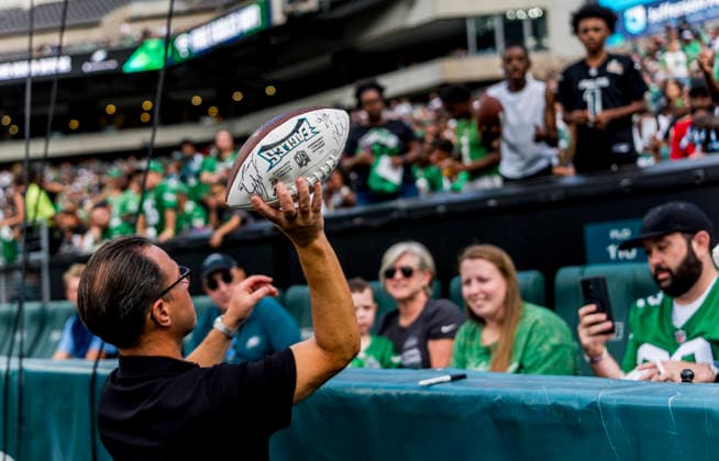 August 25, 2026, Philadelphia, Pa, USA: Pennsylvania Governor Josh Shapiro throws a ball to a fan after signing his autograph during the Philadelphia Eagles public practice at Lincoln Financial Field in Philadelphia, Pennsylvania on August 25, 2026. Cal Media NFL, American Football Herren, USA 2026: Philadelphia Eagles Public Practice AUG 25  - ZUMAcs17 20260825_faf_cs17_037 Copyright: xScottxSeriox