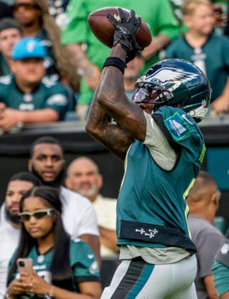 NFL, American Football Herren, USA 2026: Philadelphia Eagles Public Practice AUG 25 August 25, 2026, Philadelphia, Pa, USA: Philadelphia Eagles wide receiver Hollywood Brown catches a pass during the Philadelphia Eagles public practice at Lincoln Financial Field in Philadelphia, Pennsylvania on August 25, 2026. Scott Serio Cal Media(Credit Image: Scott Serio Cal Sport Media) Philadelphia Pa USA EDITORIAL USE ONLY Copyright: xx ZUMA-20260825_faf_cs17_014.jpg ScottxSeriox csmphotothree514860