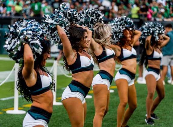 NFL, American Football Herren, USA 2026: Philadelphia Eagles Public Practice AUG 25 August 25, 2026, Philadelphia, Pa, USA: The Eagles cheerleaders cheer during the Philadelphia Eagles public practice at Lincoln Financial Field in Philadelphia, Pennsylvania on August 25, 2026. Scott Serio Cal Media(Credit Image: Scott Serio Cal Sport Media) Philadelphia Pa USA EDITORIAL USE ONLY Copyright: xx ZUMA-20260825_faf_cs17_023.jpg ScottxSeriox csmphotothree514863
