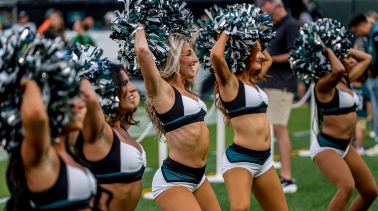 NFL, American Football Herren, USA 2026: Philadelphia Eagles Public Practice AUG 25 August 25, 2026, Philadelphia, Pa, USA: The Eagles cheerleaders cheer during the Philadelphia Eagles public practice at Lincoln Financial Field in Philadelphia, Pennsylvania on August 25, 2026. Scott Serio Cal Media(Credit Image: Scott Serio Cal Sport Media) Philadelphia Pa USA EDITORIAL USE ONLY Copyright: xx ZUMA-20260825_faf_cs17_021.jpg ScottxSeriox csmphotothree514865