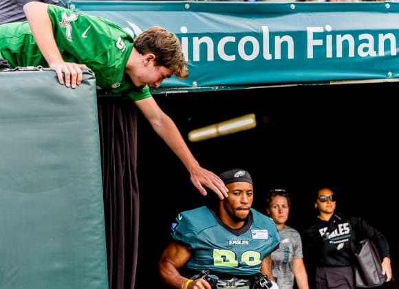 NFL, American Football Herren, USA 2026: Philadelphia Eagles Public Practice AUG 25 August 25, 2026, Philadelphia, Pa, USA: A fan tries to get a high five from Saquon Barkley during the Philadelphia Eagles public practice at Lincoln Financial Field in Philadelphia, Pennsylvania on August 25, 2026. Scott Serio Cal Media(Credit Image: Scott Serio Cal Sport Media) Philadelphia Pa USA EDITORIAL USE ONLY Copyright: xx ZUMA-20260825_faf_cs17_028.jpg ScottxSeriox csmphotothree514869