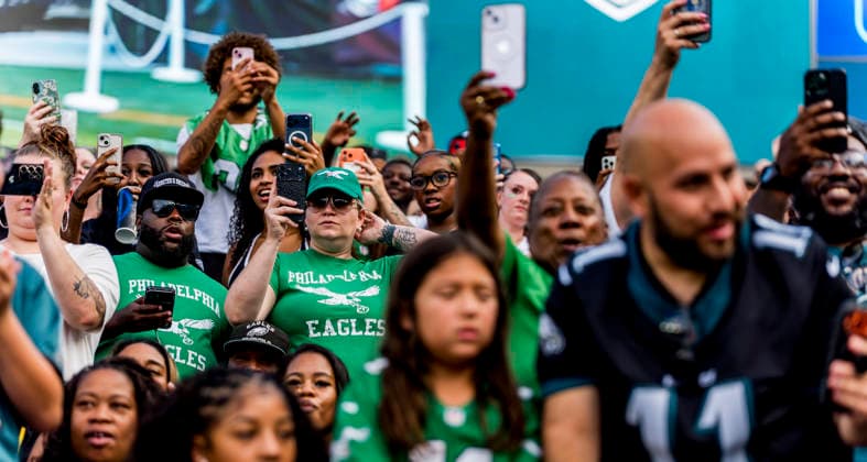 NFL, American Football Herren, USA 2026: Philadelphia Eagles Public Practice AUG 25 August 25, 2026, Philadelphia, Pa, USA: Fans break out their cell phones to get video of their favorite Eagles during the Philadelphia Eagles public practice at Lincoln Financial Field in Philadelphia, Pennsylvania on August 25, 2026. Scott Serio Cal Media(Credit Image: Scott Serio Cal Sport Media) Philadelphia Pa USA EDITORIAL USE ONLY Copyright: xx ZUMA-20260825_faf_cs17_024.jpg ScottxSeriox csmphotothree514873
