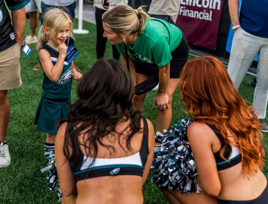 August 25, 2026, Philadelphia, Pa, USA: A young future cheerleader and fan talks with current Eagles cheerleaders during the Philadelphia Eagles public practice at Lincoln Financial Field in Philadelphia, Pennsylvania on August 25, 2026. Cal Media NFL, American Football Herren, USA 2026: Philadelphia Eagles Public Practice AUG 25  - ZUMAcs17 20260825_faf_cs17_038 Copyright: xScottxSeriox
