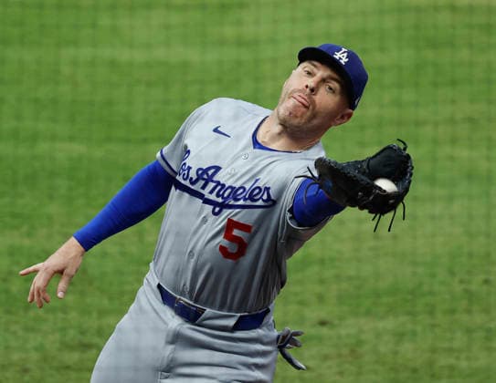 First baseman Freddie Freeman 5 of the Los Angeles Dodgers reaches to catch a pop up in the third inning against the Atlanta Braves at Truist Park on Tuesday, August 25, 2026 in Atlanta, Georgia.  ATL20260825113 MikexZarrilli