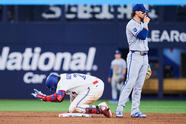August 25, 2026, Toronto, On, Canada: Toronto Blue Jays Vladimir Guerrero Jr. (27) celebrates after hitting a double as Kansas City Royals shortstop Bobby Witt Jr. (7) looks on during eighth inning MLB, Baseball Herren, USA baseball action in Toronto, on Tuesday, Aug. 25, 2026. Canada News - August 25, 2026 - ZUMAc35_ 20260825_zaf_c35_135 Copyright: xSammyxKoganx
