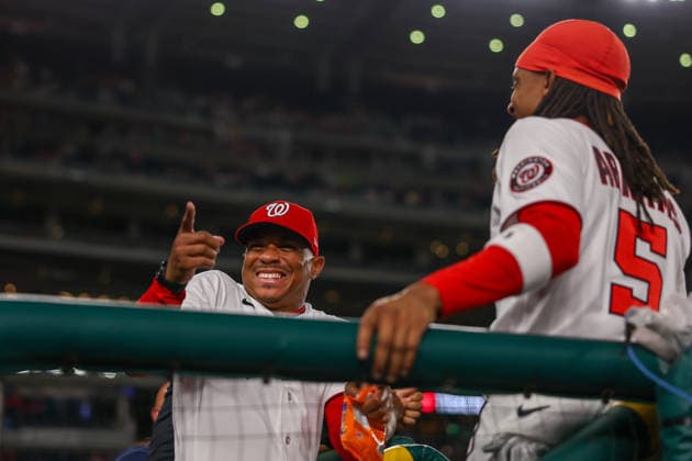August 25, 2026, Washington D.C, District Of Columbia, United States: Washington, DC; Washington Nationals first base coach Corey Ray (23) signals to the crowd during the Major League Baseball game between the Washington Nationals and the Colorado Rockies at Nationals Park on Tuesday, August 25, 2026. The Rockies beat the Nationals 3-1. MLB, Baseball Herren, USA Colorado Rockies 3:1 Washington Nationals  - ZUMAp258 20260825_znp_p258_041 Copyright: xStevexPrakopex