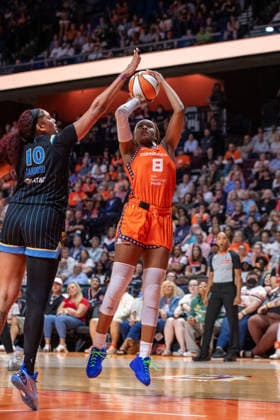 UNCASVILLE, CT - AUGUST 25: Aaliyah Edwards 8 of the Connecticut Sun shoots the ball during the WNBA, Basketball Damen, USA game between the Chicago Sky and the Connecticut Sun on August 25, 2026 at Mohegan Sun Arena in Uncasville, CT. (Photo by Erica Denhoff Icon Sportswire) WNBA: AUG 25 Chicago Sky at Connecticut Sun EDITORIAL USE ONLY Icon26082502