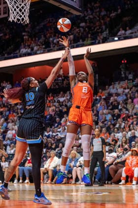 UNCASVILLE, CT - AUGUST 25: Aaliyah Edwards 8 of the Connecticut Sun shoots the ball during the WNBA, Basketball Damen, USA game between the Chicago Sky and the Connecticut Sun on August 25, 2026 at Mohegan Sun Arena in Uncasville, CT. (Photo by Erica Denhoff Icon Sportswire) WNBA: AUG 25 Chicago Sky at Connecticut Sun EDITORIAL USE ONLY Icon26082503