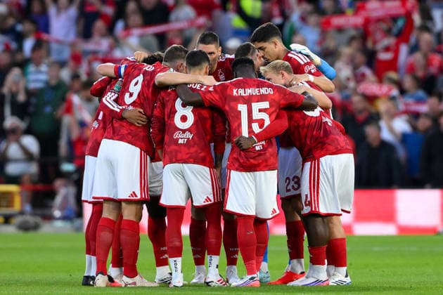 Nottingham Forest v Leeds United - Carabao Cup Second Round Nottingham Forest players huddle during the Carabao Cup Second Round match between Nottingham Forest and Leeds United at the City Ground in Nottingham, on August 25, 2026. Nottingham Nottinghamshire United Kingdom  Copyright: xMIxNewsx originalFilename:fletcher-nottingh260825_npkUq.jpg