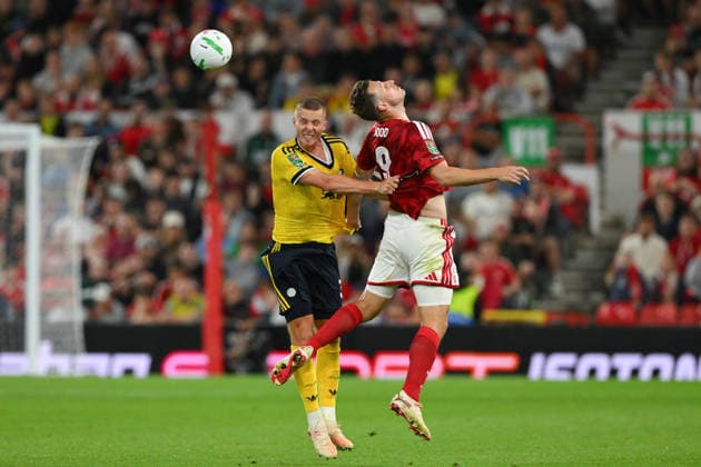 Nottingham Forest v Leeds United - Carabao Cup Second Round Nico Elvedi of Leeds United challenges Chris Wood of Nottingham Forest during the Carabao Cup Second Round match between Nottingham Forest and Leeds United at the City Ground in Nottingham, on August 25, 2026. Nottingham Nottinghamshire United Kingdom  Copyright: xMIxNewsx originalFilename:fletcher-nottingh260825_npz5z.jpg