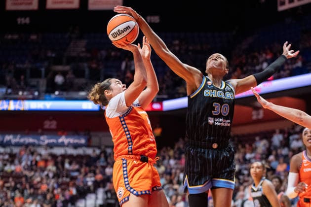 UNCASVILLE, CT - AUGUST 25: Azura Stevens 30 of the Chicago Sky blocks a shot by Charlisse Leger-Walker 4 of the Connecticut Sun during the WNBA, Basketball Damen, USA game between the Chicago Sky and the Connecticut Sun on August 25, 2026 at Mohegan Sun Arena in Uncasville, CT. (Photo by Erica Denhoff Icon Sportswire) WNBA: AUG 25 Chicago Sky at Connecticut Sun EDITORIAL USE ONLY Icon26082504
