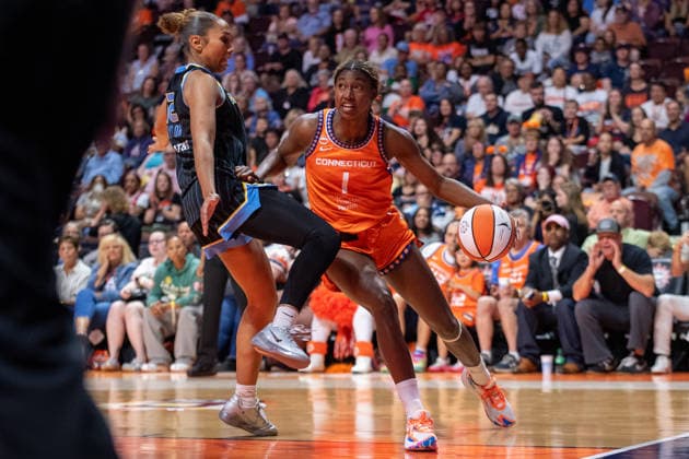 UNCASVILLE, CT - AUGUST 25: Diamond Miller 1 of the Connecticut Sun drives to the basket while guarded by Sydney Taylor 12 of the Chicago Sky during the WNBA, Basketball Damen, USA game between the Chicago Sky and the Connecticut Sun on August 25, 2026 at Mohegan Sun Arena in Uncasville, CT. (Photo by Erica Denhoff Icon Sportswire) WNBA: AUG 25 Chicago Sky at Connecticut Sun EDITORIAL USE ONLY Icon26082505