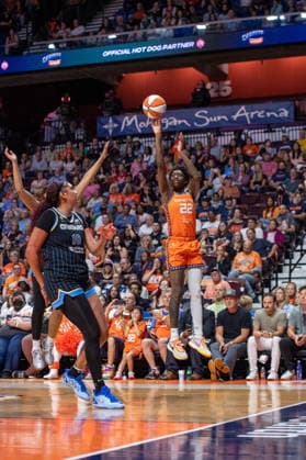 UNCASVILLE, CT - AUGUST 25: Saniya Rivers 22 of the Connecticut Sun shoots the ball during the WNBA, Basketball Damen, USA game between the Chicago Sky and the Connecticut Sun on August 25, 2026 at Mohegan Sun Arena in Uncasville, CT. (Photo by Erica Denhoff Icon Sportswire) WNBA: AUG 25 Chicago Sky at Connecticut Sun EDITORIAL USE ONLY Icon26082507