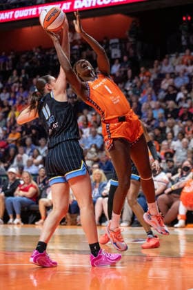 UNCASVILLE, CT - AUGUST 25: Diamond Miller 1 of the Connecticut Sun shoots the ball during the WNBA, Basketball Damen, USA game between the Chicago Sky and the Connecticut Sun on August 25, 2026 at Mohegan Sun Arena in Uncasville, CT. (Photo by Erica Denhoff Icon Sportswire) WNBA: AUG 25 Chicago Sky at Connecticut Sun EDITORIAL USE ONLY Icon26082508