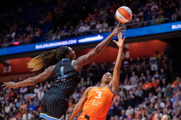 Sport Bilder des Tages #2 UNCASVILLE, CT - AUGUST 25: Elizabeth Williams 1 of the Chicago Sky blocks a shot by Ashlon Jackson 3 of the Connecticut Sun during the WNBA, Basketball Damen, USA game between the Chicago Sky and the Connecticut Sun on August 25, 2026 at Mohegan Sun Arena in Uncasville, CT. (Photo by Erica Denhoff Icon Sportswire) WNBA: AUG 25 Chicago Sky at Connecticut Sun EDITORIAL USE ONLY Icon26082509