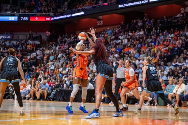UNCASVILLE, CT - AUGUST 25: Aaliyah Edwards 8 of the Connecticut Sun shoots the ball during the WNBA, Basketball Damen, USA game between the Chicago Sky and the Connecticut Sun on August 25, 2026 at Mohegan Sun Arena in Uncasville, CT. (Photo by Erica Denhoff Icon Sportswire) WNBA: AUG 25 Chicago Sky at Connecticut Sun EDITORIAL USE ONLY Icon26082512