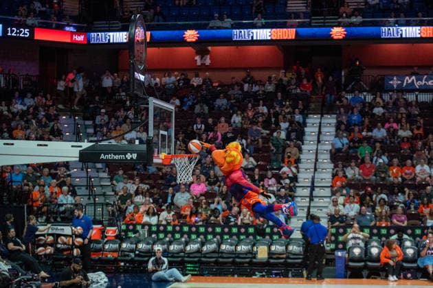 UNCASVILLE, CT - AUGUST 25: Blaze, the Connecticut Sun mascot, dunks the ball in a performance during halftime of the WNBA, Basketball Damen, USA game between the Chicago Sky and the Connecticut Sun on August 25, 2026 at Mohegan Sun Arena in Uncasville, CT. (Photo by Erica Denhoff Icon Sportswire) WNBA: AUG 25 Chicago Sky at Connecticut Sun EDITORIAL USE ONLY Icon26082513