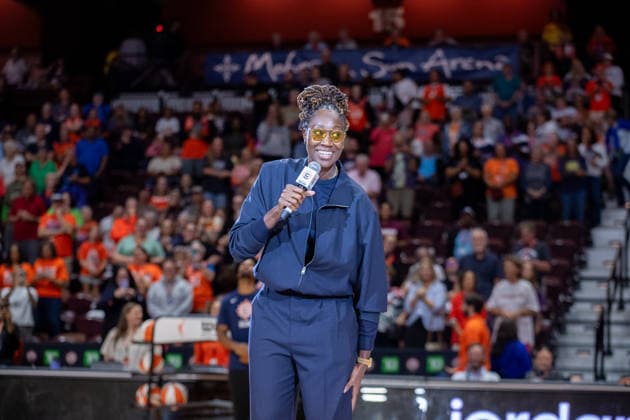 UNCASVILLE, CT - AUGUST 25: Former Connecticut Sun center Tina Charles addresses Connecticut Sun fans during a ceremony to honor her as a Sun Legend before the WNBA, Basketball Damen, USA game between the Chicago Sky and the Connecticut Sun on August 25, 2026 at Mohegan Sun Arena in Uncasville, CT. (Photo by Erica Denhoff Icon Sportswire) WNBA: AUG 25 Chicago Sky at Connecticut Sun EDITORIAL USE ONLY Icon26082519