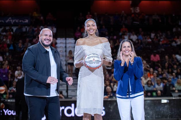 UNCASVILLE, CT - AUGUST 25: Rachid Meziane head coach of the Connecticut Sun (left) and Jen Rizzotti President of the Connecticut Sun (right) pose for a photo with Olivia Nelson-Ododa 10 of the Connecticut Sun (center) before the WNBA, Basketball Damen, USA game between the Chicago Sky and the Connecticut Sun on August 25, 2026 at Mohegan Sun Arena in Uncasville, CT. Nelson-Ododa was presented with a ball to commemorate her 1,000 career points. (Photo by Erica Denhoff Icon Sportswire) WNBA: AUG 25 Chicago Sky at Connecticut Sun EDITORIAL USE ONLY Icon26082520