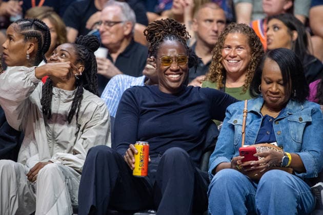 UNCASVILLE, CT - AUGUST 25: Former Connecticut Sun center Tina Charles holds a can of SUNSET Hazy IPA beer during the WNBA, Basketball Damen, USA game between the Chicago Sky and the Connecticut Sun on August 25, 2026 at Mohegan Sun Arena in Uncasville, CT. SUNSET Hazy IPA beer is from Charles™ 78 Brewing Co., a Connecticut-based brewery and SUNSET Hazy IPA is dedicated to the players, fans and coaches who helped build the Connecticut Sun legacy and it is crafted with discipline and brewed with excellence. (Photo by Erica Denhoff Icon Sportswire) WNBA: AUG 25 Chicago Sky at Connecticut Sun EDITORIAL USE ONLY Icon26082523