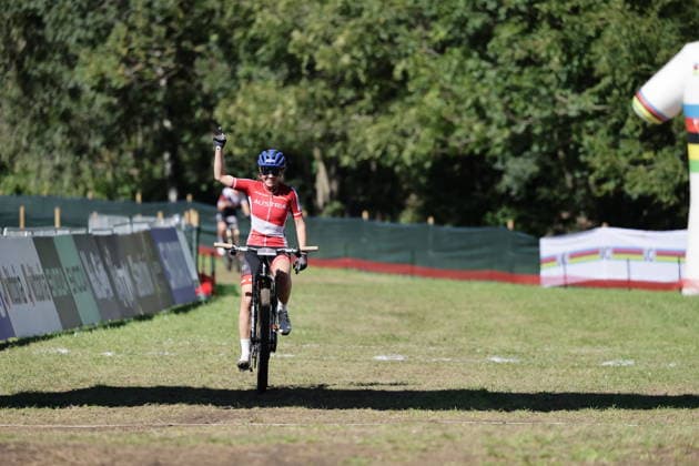 26.08.2026, Daolasa di Commezzadura, Val di Sole Bikeland, 2026 UCI MTB World Championship, WM, Weltmeisterschaft Women Elite s E-MTB XC (E-MTB Cross Country) Anna Spielmann 1 (AUT) celebrating her solo victory at the finish line of the Women s Elite E-Mtb Cross-Country World Championship Daolasa di Commezzadura Val di Sole Bikeland Trento Italy *** August 26, 2026, Daolasa di Commezzadura, Val di Sole Bikeland, 2026 UCI MTB World Championships Women’s Elite E MTB XC (Women’s Elite E MTB Cross Country) Anna Spielmann (1 AUT) celebrating her solo victory at the finish line of the Women’s Elite E MTB Cross Country World Championship in Daolasa di Commezzadura, Val di Sole Bikeland, Trento, Italy Copyright: xJustPictures.ch FrancescoxMinghettix jp-en-FrMi-MNG_0369