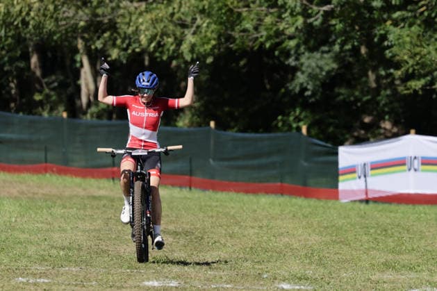26.08.2026, Daolasa di Commezzadura, Val di Sole Bikeland, 2026 UCI MTB World Championship, WM, Weltmeisterschaft Women Elite s E-MTB XC (E-MTB Cross Country) Anna Spielmann 1 (AUT) celebrating her solo victory at the finish line of the Women s Elite E-Mtb Cross-Country World Championship Daolasa di Commezzadura Val di Sole Bikeland Trento Italy *** August 26, 2026, Daolasa di Commezzadura, Val di Sole Bikeland, 2026 UCI MTB World Championships Women’s Elite E MTB XC (E MTB Cross Country) Anna Spielmann (1 AUT) celebrating her solo victory at the finish line of the Women’s Elite E MTB Cross Country World Championship in Daolasa di Commezzadura, Val di Sole Bikeland, Trento, Italy Copyright: xJustPictures.ch FrancescoxMinghettix jp-en-FrMi-MNG_0366