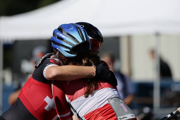 26.08.2026, Daolasa di Commezzadura, Val di Sole Bikeland, 2026 UCI MTB World Championship, WM, Weltmeisterschaft Women Elite s E-MTB XC (E-MTB Cross Country) Kathrin Stirnemann 2 (SUI) 2nd place and silver medal congratulating Anna Spielmann 1 (AUT) 1st place, World Champion and gold medal Daolasa di Commezzadura Val di Sole Bikeland Trento Italy *** August 26, 2026, Daolasa di Commezzadura, Val di Sole Bikeland, 2026 UCI MTB World Championships Women’s Elite E MTB XC (E MTB Cross Country) Kathrin Stirnemann 2 SUI, 2nd place and silver medal; congratulating Anna Spielmann 1 AUT, 1st place, World Champion, and gold medal; Daolasa di Commezzadura, Val di Sole Bikeland, Trento, Italy Copyright: xJustPictures.ch FrancescoxMinghettix jp-en-FrMi-MNG_0402